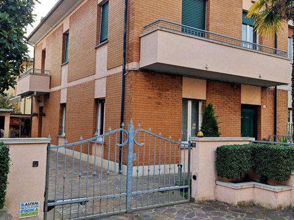 casa indipendente in vendita a Fano