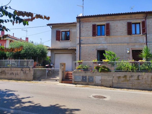 casa indipendente in vendita a Fano