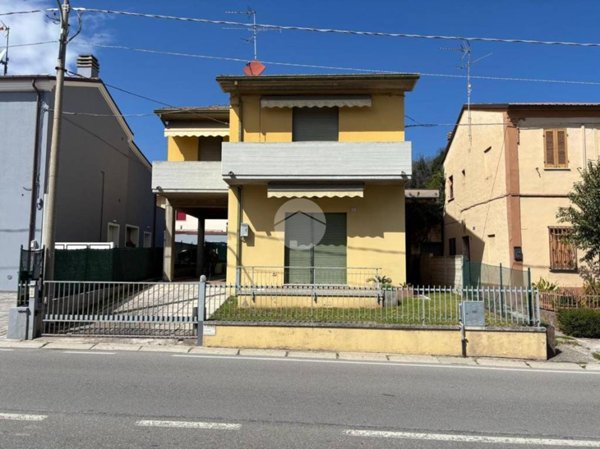 casa indipendente in vendita a Fano in zona Cuccurano