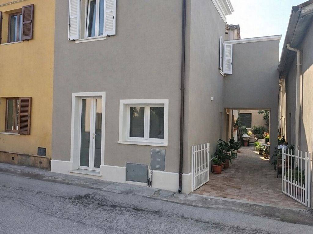 casa indipendente in vendita a Fano in zona Centinarola