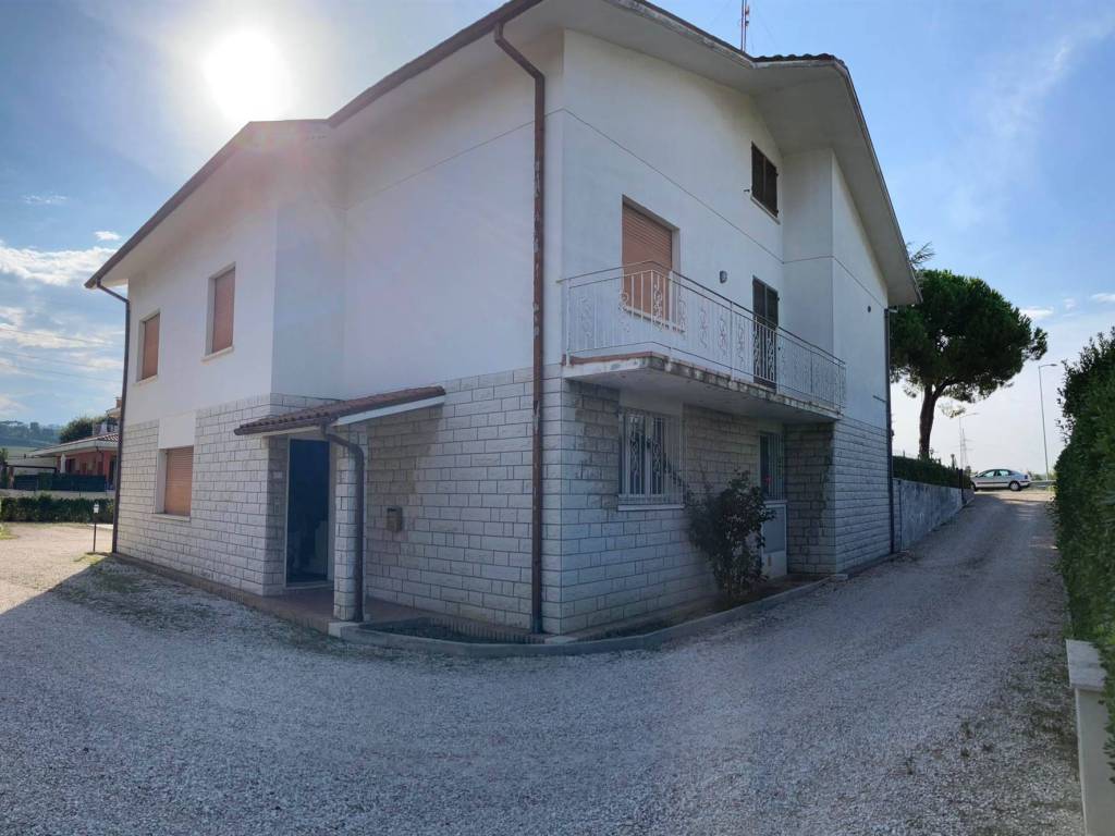 casa indipendente in vendita a Fano in zona Rosciano