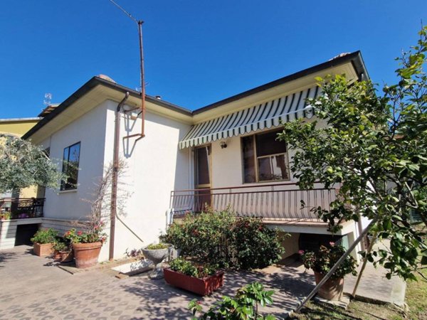 casa indipendente in vendita a Fano