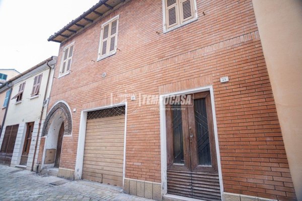 casa indipendente in vendita a Fano