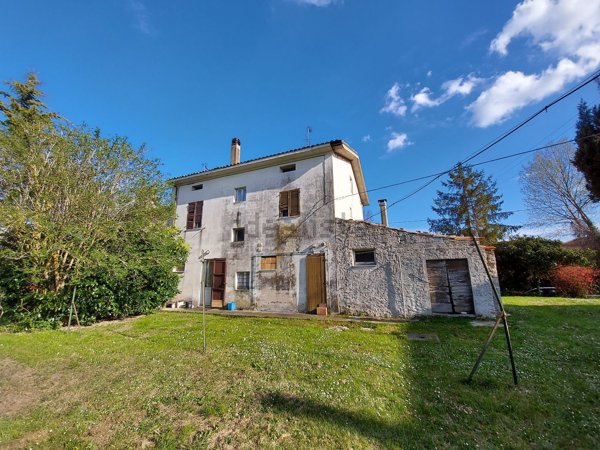 casa indipendente in vendita a Fano in zona Centinarola