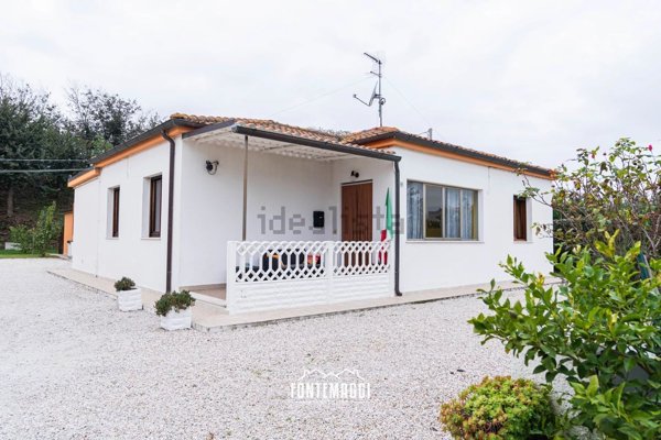 casa indipendente in vendita a Fano