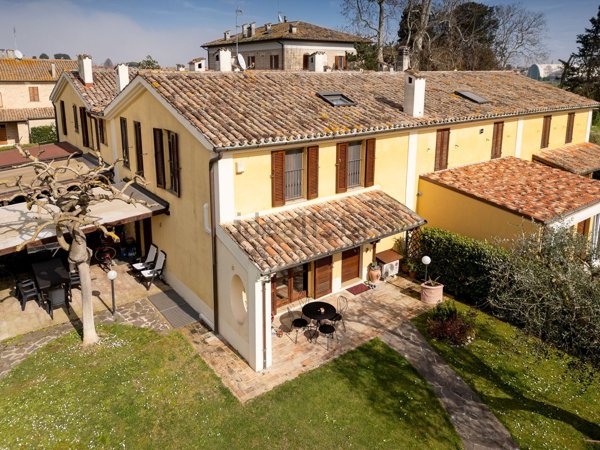 casa indipendente in vendita a Fano