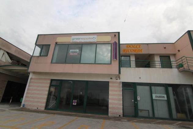 negozio in vendita a Fano in zona Tombaccia
