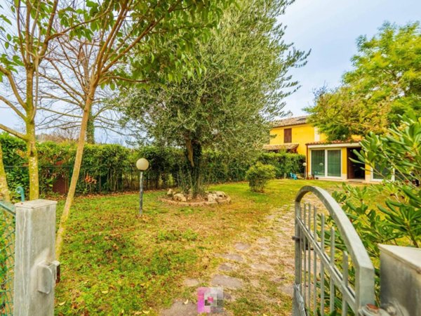casa indipendente in vendita a Fano