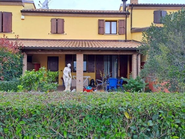 casa indipendente in vendita a Fano in zona Fenile