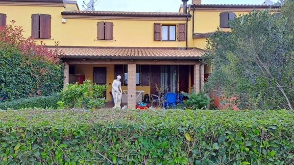 casa indipendente in vendita a Fano in zona Fenile