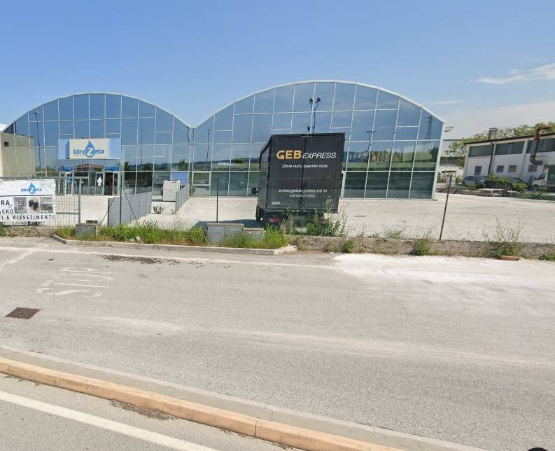 locale commerciale in vendita a Fano in zona Bellocchi