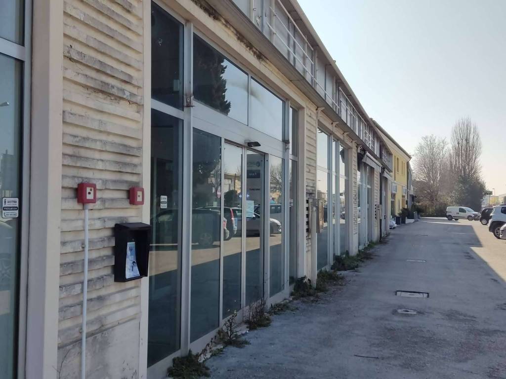 negozio in vendita a Fano in zona Torrette