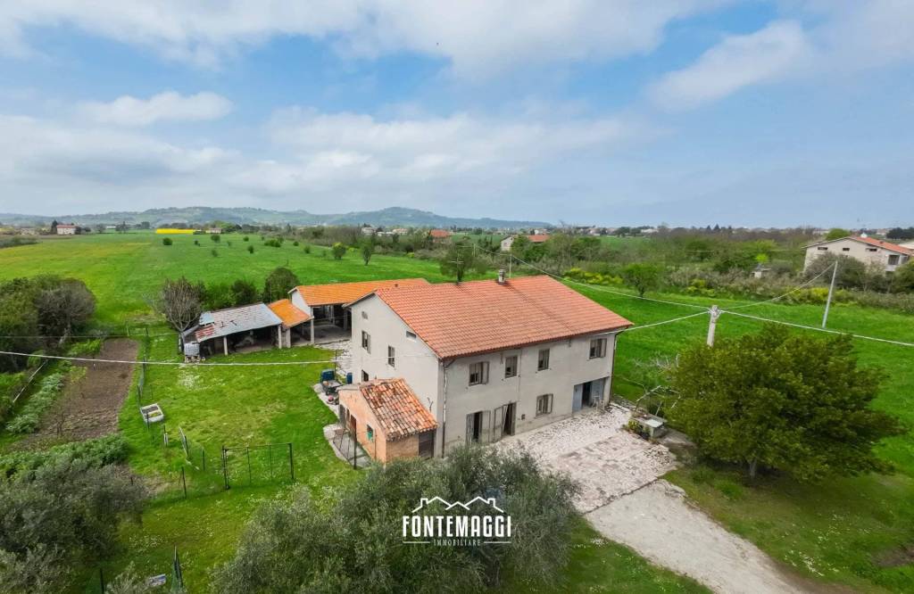 casa indipendente in vendita a Fano in zona Falcineto
