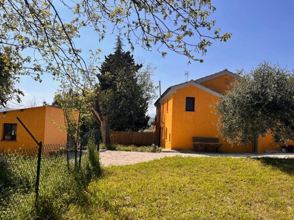 casa indipendente in vendita a Fano
