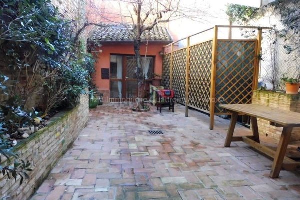 casa indipendente in vendita a Fano