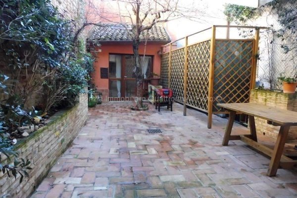 casa indipendente in vendita a Fano