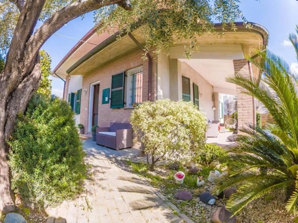 casa indipendente in vendita a Fano