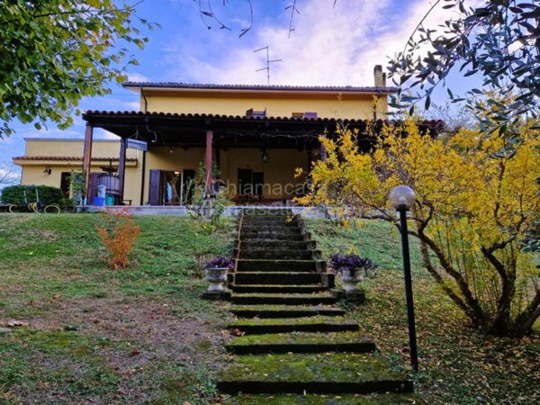 casa indipendente in vendita a Fano in zona Roncosambaccio