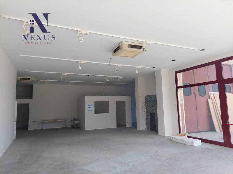 locale di sgombero in vendita a Fano in zona Rosciano