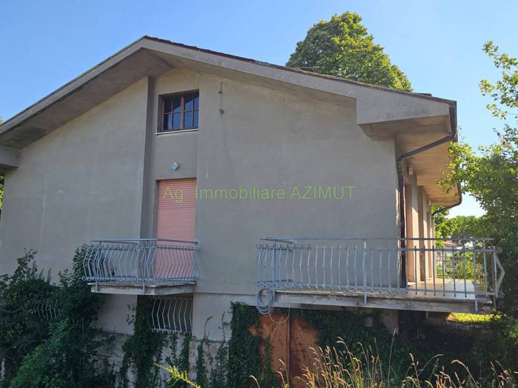 casa indipendente in vendita a Fano in zona Caminate