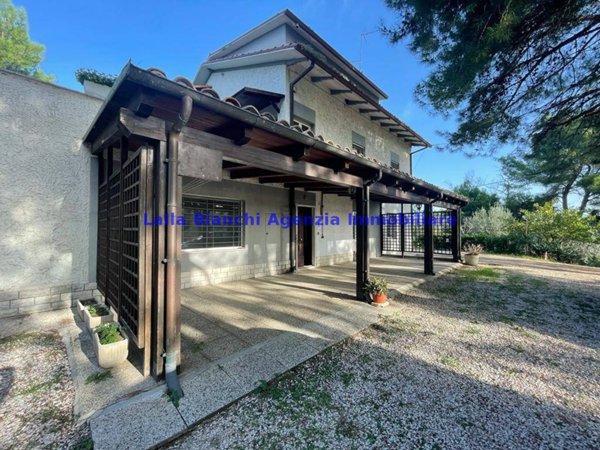casa indipendente in vendita a Fano in zona Roncosambaccio