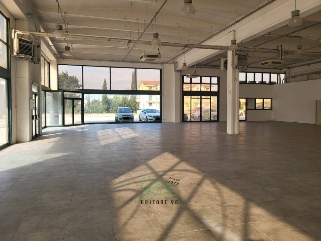 locale commerciale in vendita a Fano
