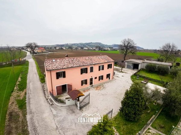 casa indipendente in vendita a Fano in zona Carrara