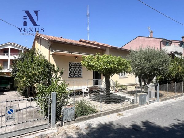 casa indipendente in vendita a Fano in zona Tombaccia
