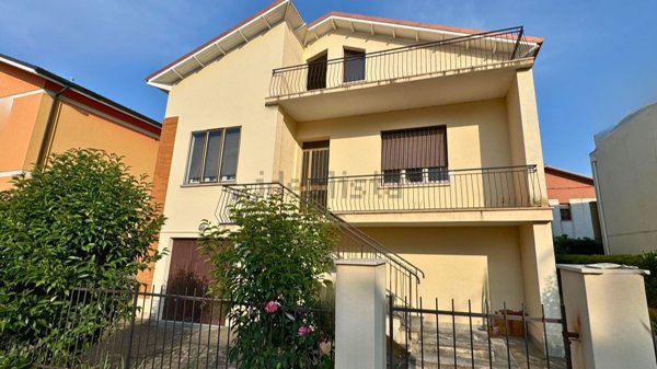 casa indipendente in vendita a Fano