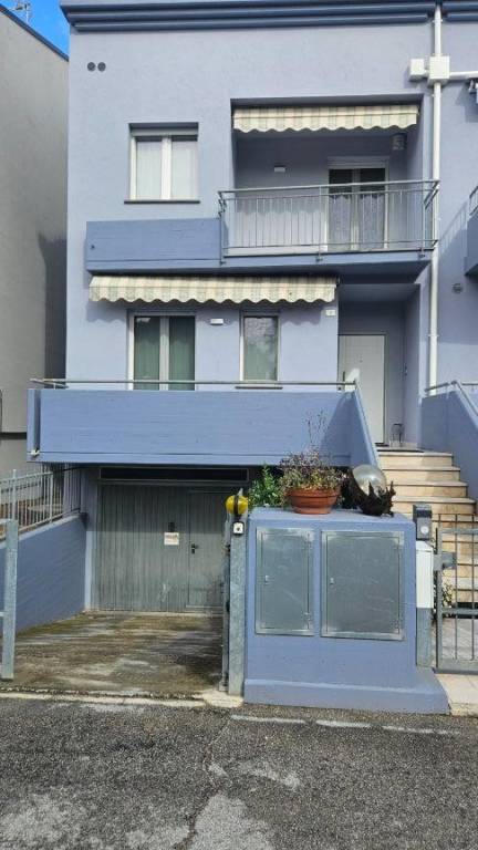 casa indipendente in vendita a Fano