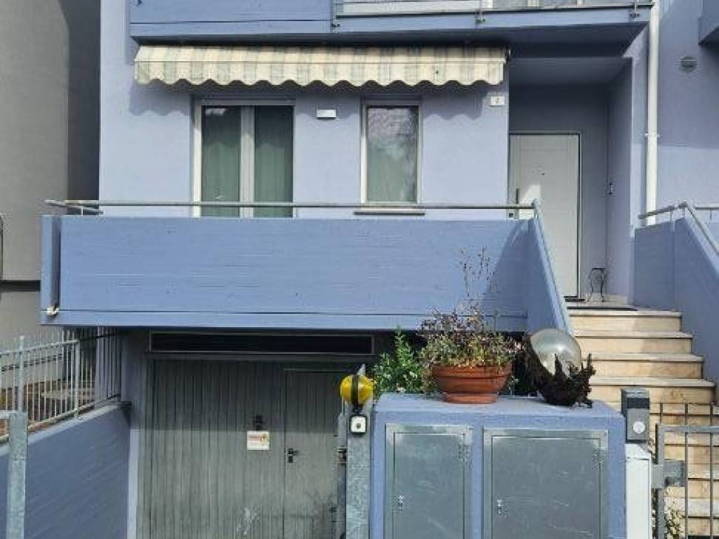 casa indipendente in vendita a Fano