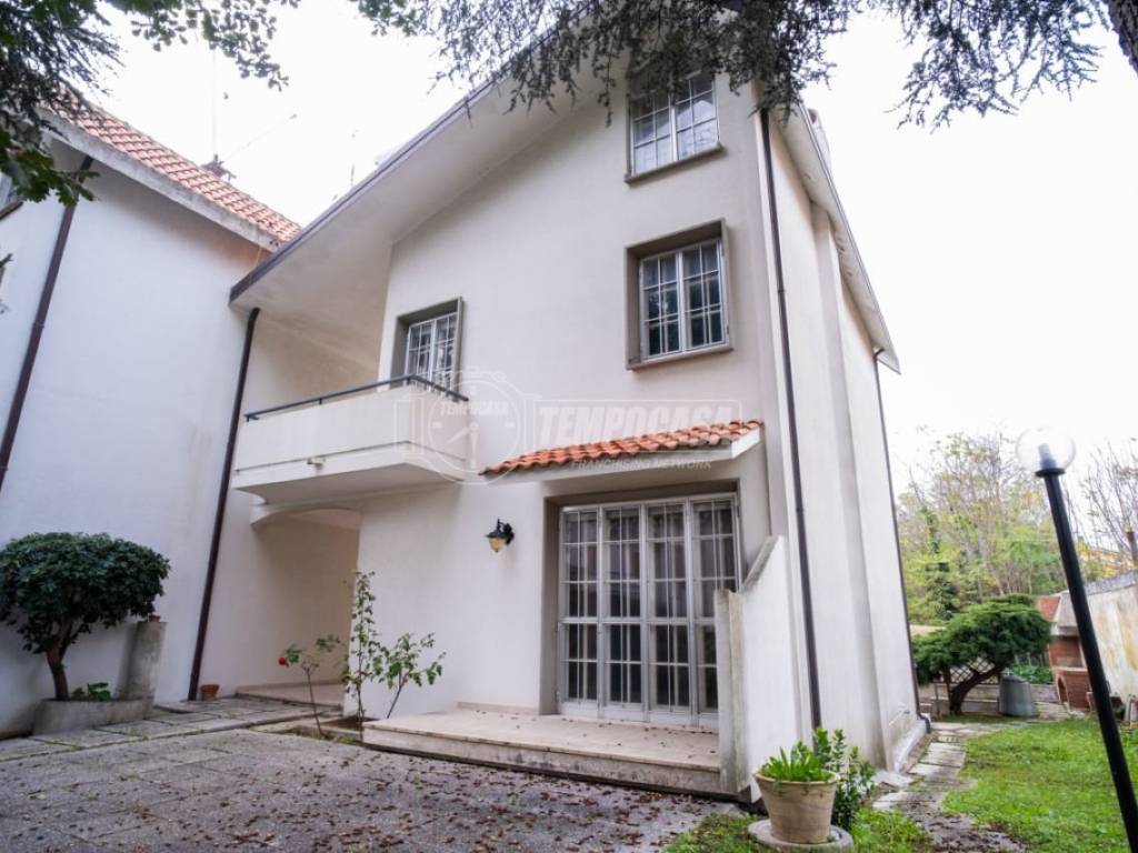 casa indipendente in vendita a Fano