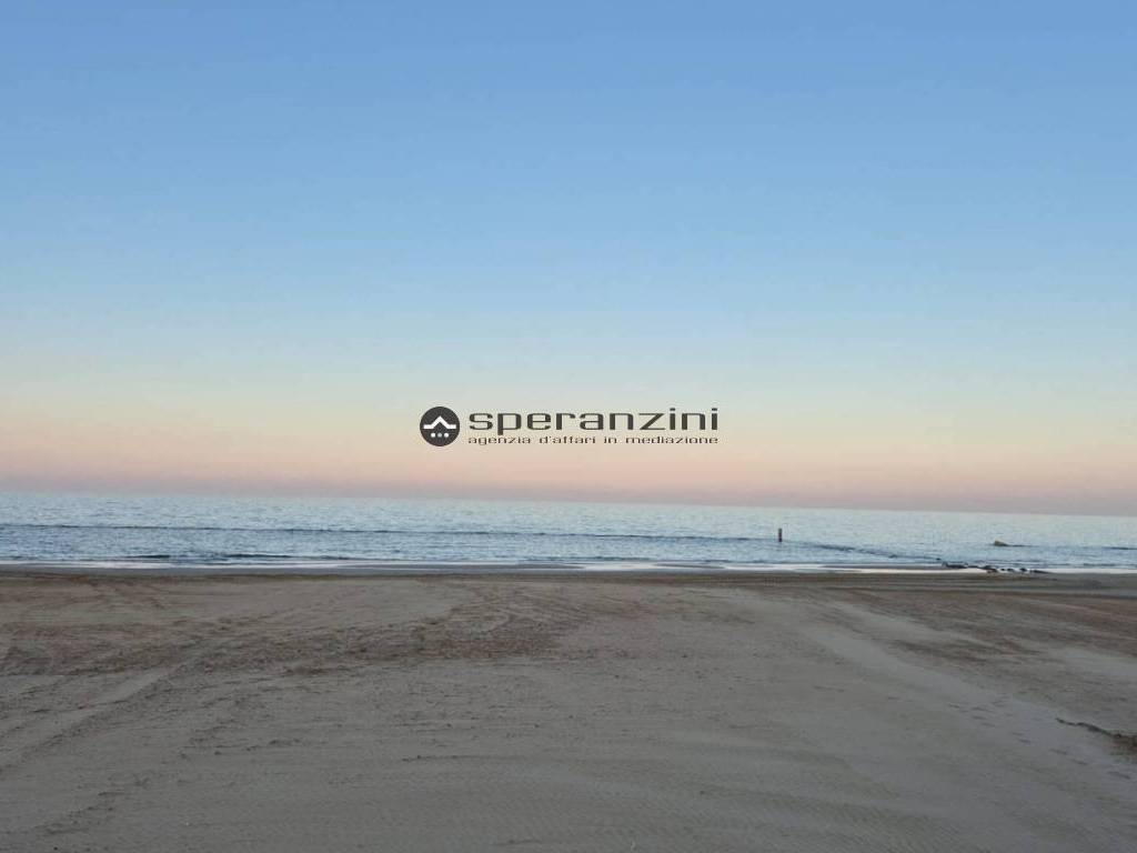 negozio in vendita a Fano in zona Torrette