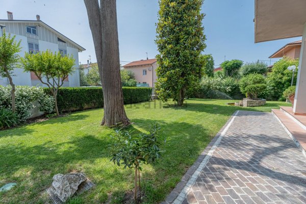 casa indipendente in vendita a Fano