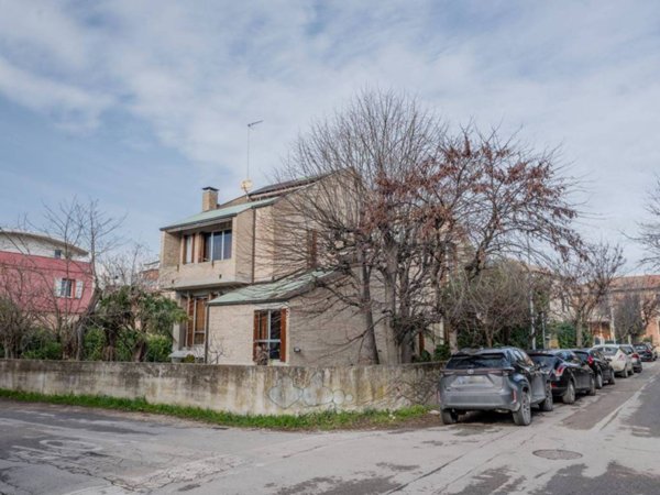 casa indipendente in vendita a Fano