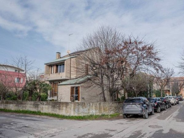 casa indipendente in vendita a Fano