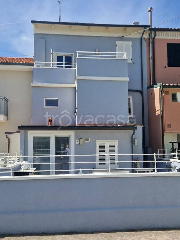 casa indipendente in vendita a Fano in zona Roncosambaccio