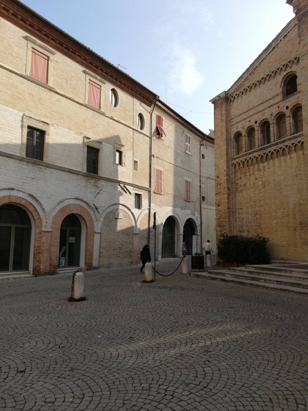 locale commerciale in vendita a Fano