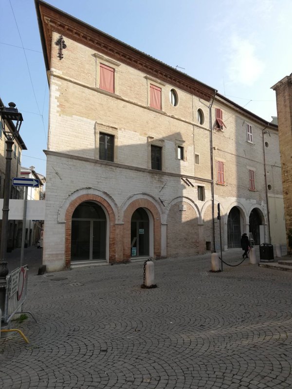 locale commerciale in vendita a Fano