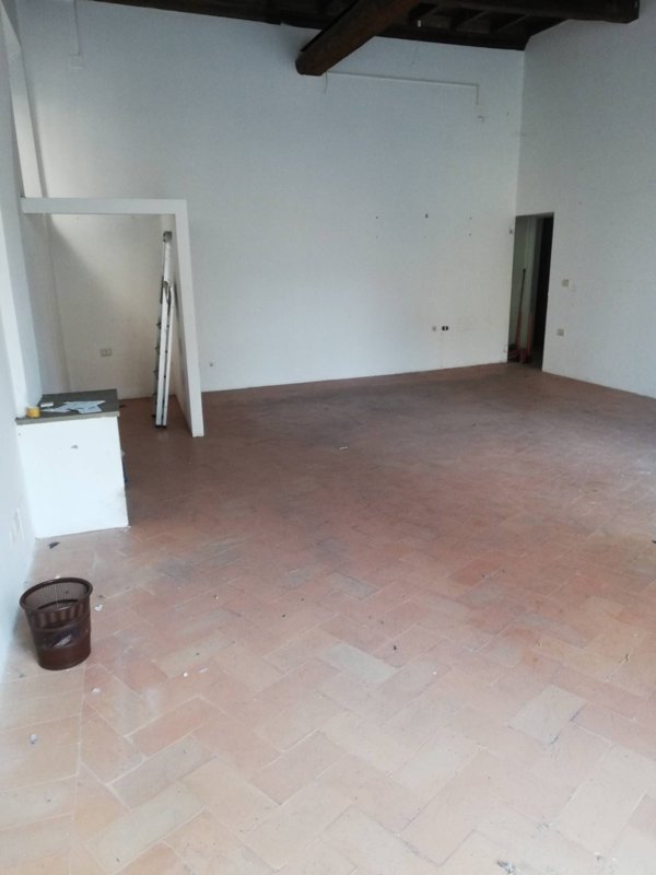 locale commerciale in vendita a Fano