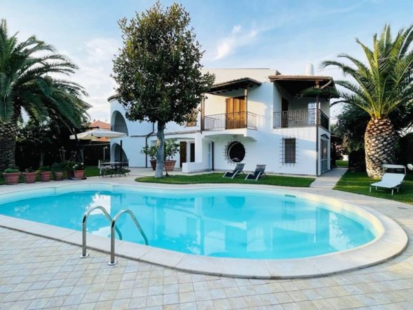 casa indipendente in vendita a Fano in zona Roncosambaccio
