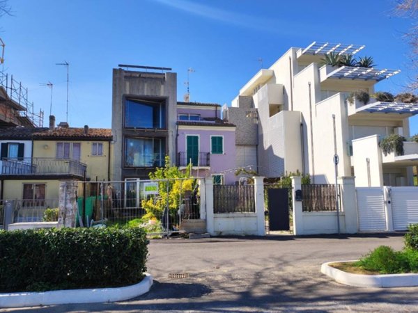 casa indipendente in vendita a Fano