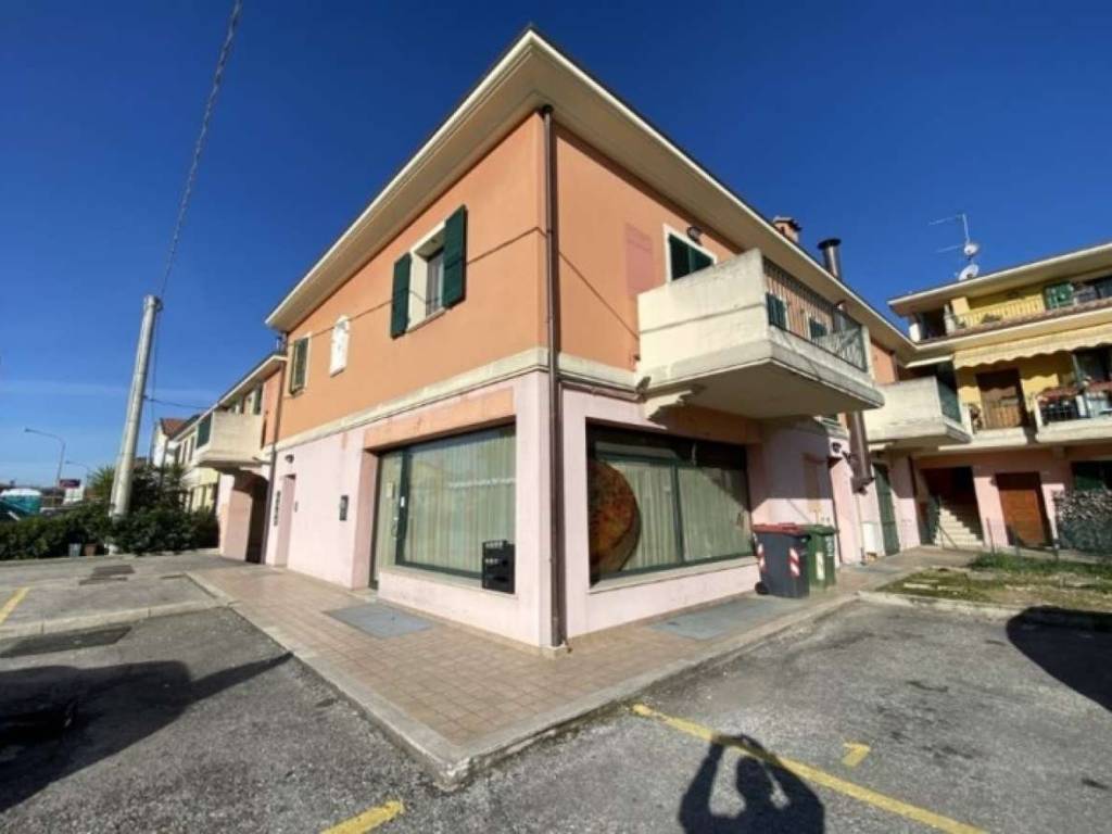 negozio in vendita a Fano in zona Cuccurano