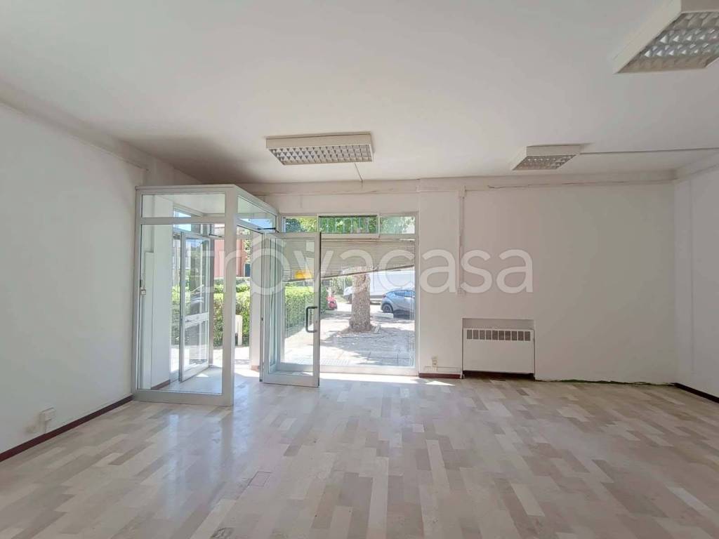 locale commerciale in vendita a Fano