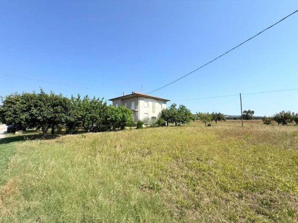 casa indipendente in vendita a Fano in zona Carrara