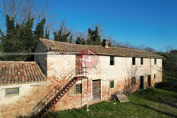 casale in vendita a Fano in zona Roncosambaccio