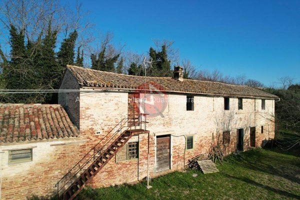 casale in vendita a Fano in zona Roncosambaccio