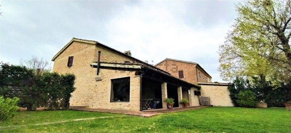 esavano in vendita a Fano in zona Caminate