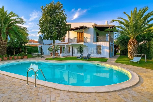 casa indipendente in vendita a Fano in zona Roncosambaccio