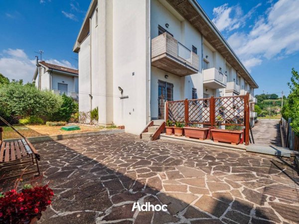 casa indipendente in vendita a Fano in zona Rosciano